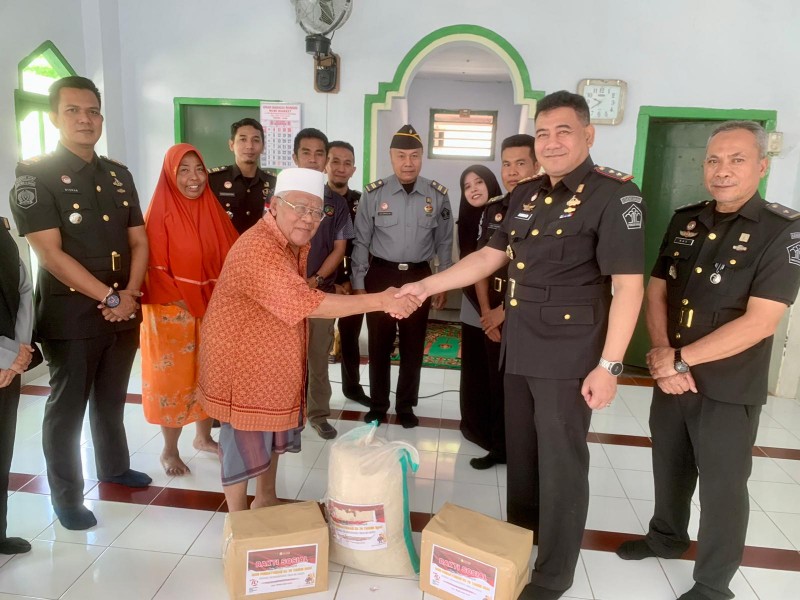 Pemberian Bantuan oleh Kalapas Kelas IIB Selong kepada Pimpinan Yayasan Al Yasin Pemberian Bantuan oleh Kalapas Kelas IIB Selong kepada Pimpinan Yayasan Al Yasin